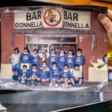 Negli anni 80 Michele pens� bene di coinvolgere i ragazzi del quartiere in un torneo cittadino. La maglia della squadra di San Cataldo era blu con le strisce bianche e naturalmente al centro riportava la scritta: Bar Gonnella